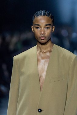 MİLAN, İTALYA - 24 Şubat 2023 'te Milano Moda Haftası Kadın Giyim / Kış 2023 / 2024' te İtalya 'nın Milano kentinde Tods defilesinde bir model podyumda yürüyor..