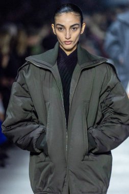 MİLAN, İTALYA - 24 Şubat 2023 'te Milano Moda Haftası Kadın Giyim / Kış 2023 / 2024' te İtalya 'nın Milano kentinde Tods defilesinde bir model podyumda yürüyor..