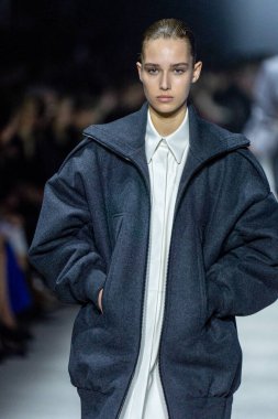 MİLAN, İTALYA - 24 Şubat 2023 'te Milano Moda Haftası Kadın Giyim / Kış 2023 / 2024' te İtalya 'nın Milano kentinde Tods defilesinde bir model podyumda yürüyor..