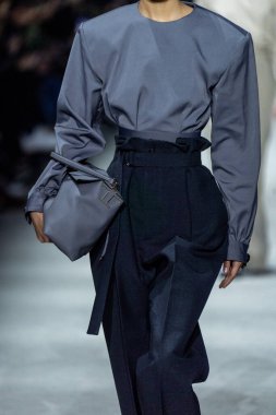 MİLAN, İTALYA - 24 Şubat 2023 'te Milano Moda Haftası Kadın Giyim / Kış 2023 / 2024' te İtalya 'nın Milano kentinde Tods defilesinde bir model podyumda yürüyor..