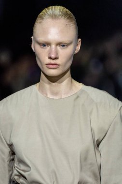 MİLAN, İTALYA - 24 Şubat 2023 'te Milano Moda Haftası Kadın Giyim / Kış 2023 / 2024' te İtalya 'nın Milano kentinde Tods defilesinde bir model podyumda yürüyor..