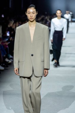 MİLAN, İTALYA - 24 Şubat 2023 'te Milano Moda Haftası Kadın Giyim / Kış 2023 / 2024' te İtalya 'nın Milano kentinde Tods defilesinde bir model podyumda yürüyor..