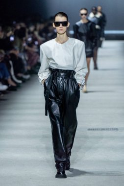 MİLAN, İTALYA - 24 Şubat 2023 'te Milano Moda Haftası Kadın Giyim / Kış 2023 / 2024' te İtalya 'nın Milano kentinde Tods defilesinde bir model podyumda yürüyor..