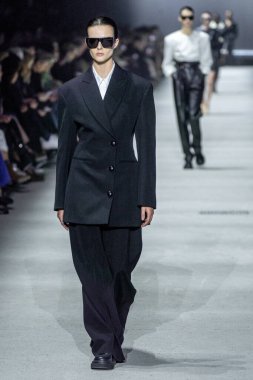 MİLAN, İTALYA - 24 Şubat 2023 'te Milano Moda Haftası Kadın Giyim / Kış 2023 / 2024' te İtalya 'nın Milano kentinde Tods defilesinde bir model podyumda yürüyor..