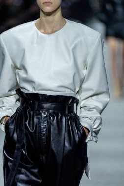 MİLAN, İTALYA - 24 Şubat 2023 'te Milano Moda Haftası Kadın Giyim / Kış 2023 / 2024' te İtalya 'nın Milano kentinde Tods defilesinde bir model podyumda yürüyor..