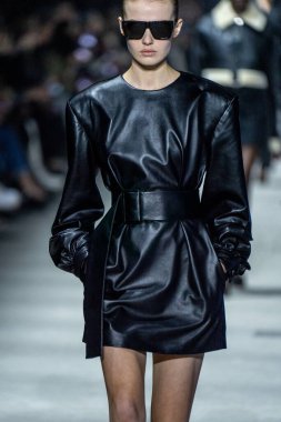 MİLAN, İTALYA - 24 Şubat 2023 'te Milano Moda Haftası Kadın Giyim / Kış 2023 / 2024' te İtalya 'nın Milano kentinde Tods defilesinde bir model podyumda yürüyor..