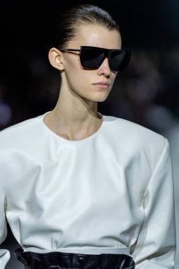 MİLAN, İTALYA - 24 Şubat 2023 'te Milano Moda Haftası Kadın Giyim / Kış 2023 / 2024' te İtalya 'nın Milano kentinde Tods defilesinde bir model podyumda yürüyor..