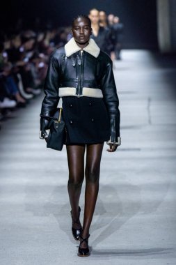 MİLAN, İTALYA - 24 Şubat 2023 'te Milano Moda Haftası Kadın Giyim / Kış 2023 / 2024' te İtalya 'nın Milano kentinde Tods defilesinde bir model podyumda yürüyor..