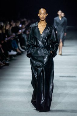 MİLAN, İTALYA - 24 Şubat 2023 'te Milano Moda Haftası Kadın Giyim / Kış 2023 / 2024' te İtalya 'nın Milano kentinde Tods defilesinde bir model podyumda yürüyor..