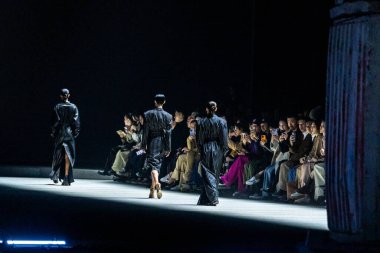 MİLAN, İTALYA - 24 Şubat 2023 'te Milan Moda Haftası Kadın Giyim / Kış 2024' te İtalya 'nın Milano kentinde düzenlenen Tods moda gösterisinde mankenler podyum finalinde yürür..