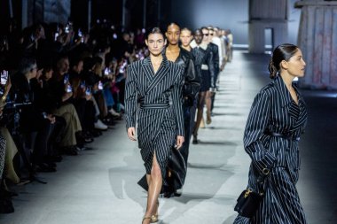 MİLAN, İTALYA - 24 Şubat 2023 'te Milan Moda Haftası Kadın Giyim / Kış 2024' te İtalya 'nın Milano kentinde düzenlenen Tods moda gösterisinde mankenler podyum finalinde yürür..