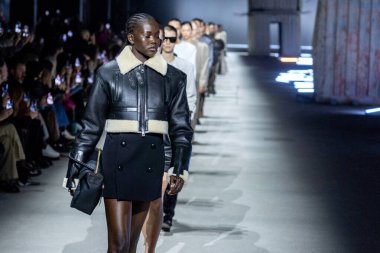 MİLAN, İTALYA - 24 Şubat 2023 'te Milan Moda Haftası Kadın Giyim / Kış 2024' te İtalya 'nın Milano kentinde düzenlenen Tods moda gösterisinde mankenler podyum finalinde yürür..