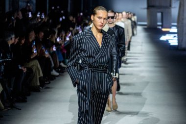 MİLAN, İTALYA - 24 Şubat 2023 'te Milan Moda Haftası Kadın Giyim / Kış 2024' te İtalya 'nın Milano kentinde düzenlenen Tods moda gösterisinde mankenler podyum finalinde yürür..