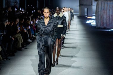 MİLAN, İTALYA - 24 Şubat 2023 'te Milan Moda Haftası Kadın Giyim / Kış 2024' te İtalya 'nın Milano kentinde düzenlenen Tods moda gösterisinde mankenler podyum finalinde yürür..