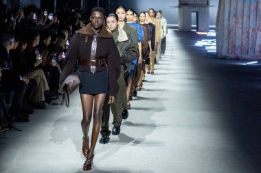 MİLAN, İTALYA - 24 Şubat 2023 'te Milan Moda Haftası Kadın Giyim / Kış 2024' te İtalya 'nın Milano kentinde düzenlenen Tods moda gösterisinde mankenler podyum finalinde yürür..