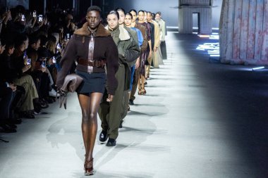 MİLAN, İTALYA - 24 Şubat 2023 'te Milan Moda Haftası Kadın Giyim / Kış 2024' te İtalya 'nın Milano kentinde düzenlenen Tods moda gösterisinde mankenler podyum finalinde yürür..