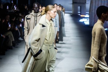 MİLAN, İTALYA - 24 Şubat 2023 'te Milan Moda Haftası Kadın Giyim / Kış 2024' te İtalya 'nın Milano kentinde düzenlenen Tods moda gösterisinde mankenler podyum finalinde yürür..