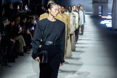 MİLAN, İTALYA - 24 Şubat 2023 'te Milan Moda Haftası Kadın Giyim / Kış 2024' te İtalya 'nın Milano kentinde düzenlenen Tods moda gösterisinde mankenler podyum finalinde yürür..