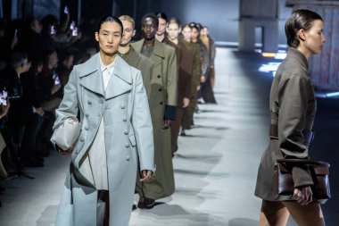 MİLAN, İTALYA - 24 Şubat 2023 'te Milan Moda Haftası Kadın Giyim / Kış 2024' te İtalya 'nın Milano kentinde düzenlenen Tods moda gösterisinde mankenler podyum finalinde yürür..