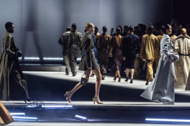 MİLAN, İTALYA - 24 Şubat 2023 'te Milan Moda Haftası Kadın Giyim / Kış 2024' te İtalya 'nın Milano kentinde düzenlenen Tods moda gösterisinde mankenler podyum finalinde yürür..