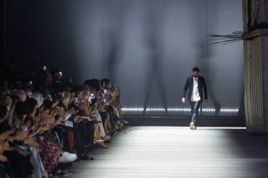 MILAN, ITALY - 24 Şubat: Moda tasarımcısı Walter Chiapponi, Milano Moda Haftası Kadın Giyim / Kış 2023 / 2024 tarihinde Milano, İtalya 'da düzenlenen Moda Şovu sırasında seyircilerin alkışlarını kabul ediyor.