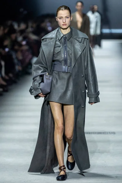Mailand Italien Februar Ein Model Läuft Auf Der Tods Modenschau — Stockfoto