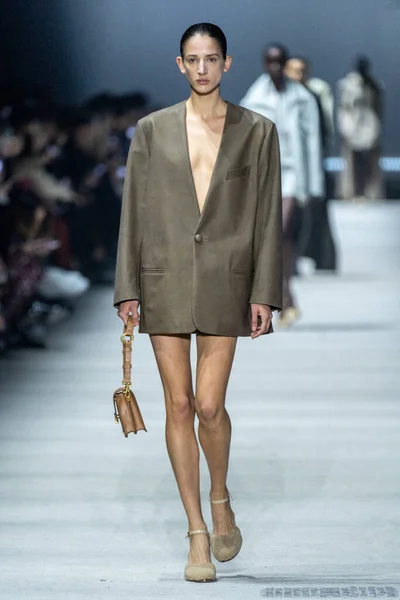 Milan Italië Februari Een Model Loopt Baan Tods Modeshow Tijdens — Stockfoto