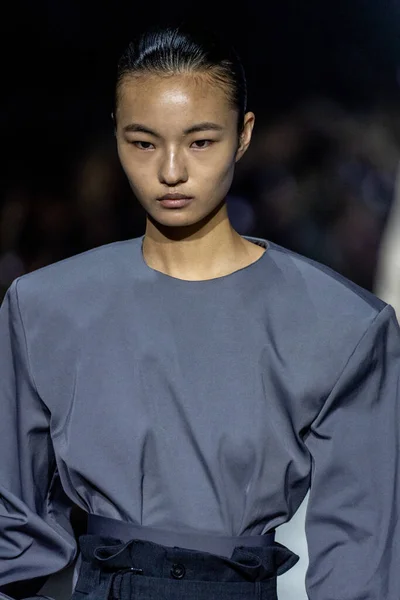 Milan Italië Februari Een Model Loopt Baan Tods Modeshow Tijdens — Stockfoto