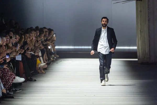 Milan Italië Februari Modeontwerper Walter Chiapponi Erkent Het Applaus Van — Stockfoto