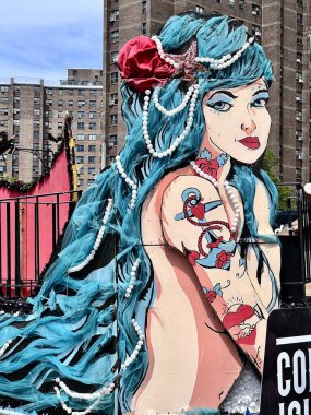 NEW YORK - 18 Haziran 2022: Coney Adası 'ndaki 40. Geleneksel Denizkızı Yürüyüşü sırasında genel atmosfer ve dekorasyonlar, ülkenin en büyük geçit töreni ve 18 Haziran 2022 tarihinde Brooklyn NY' de antik mitoloji kutlamaları.