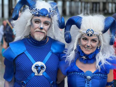 NEW YORK - 18 Haziran 2022: Ülkedeki en büyük geçit töreni olan ve 18 Haziran 2022 tarihinde Brooklyn 'de düzenlenen 40. Geleneksel Denizkızı Geçidi sırasında katılımcılar poz verdi.