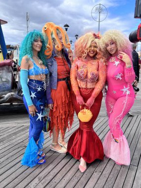 NEW YORK - 18 Haziran 2022: Ülkedeki en büyük geçit töreni olan ve 18 Haziran 2022 tarihinde Brooklyn 'de düzenlenen 40. Geleneksel Denizkızı Geçidi sırasında katılımcılar poz verdi.