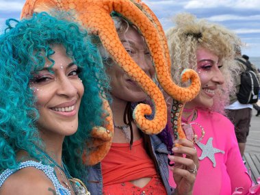 NEW YORK - 18 Haziran 2022: Ülkedeki en büyük geçit töreni olan ve 18 Haziran 2022 tarihinde Brooklyn 'de düzenlenen 40. Geleneksel Denizkızı Geçidi sırasında katılımcılar poz verdi.