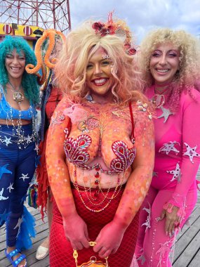 NEW YORK - 18 Haziran 2022: Ülkedeki en büyük geçit töreni olan ve 18 Haziran 2022 tarihinde Brooklyn 'de düzenlenen 40. Geleneksel Denizkızı Geçidi sırasında katılımcılar poz verdi.