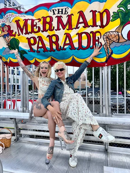 New York June 2022 Participants Pose 40Th Annual Mermaid Parade — Stock Photo, Image