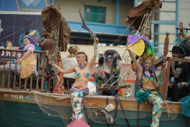 NEW YORK - 18 Haziran 2022: Ülkedeki en büyük geçit töreni olan ve 18 Haziran 2022 tarihinde Brooklyn 'de düzenlenen 40. Geleneksel Denizkızı Yürüyüşü' ne katılanlar.