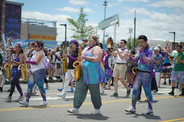 ニューヨーク 2022年6月18日 コニーアイランドで開催された第40回マーメイドパレードに参加し 2022年6月18日にブルックリンで開催された古代神話の祭典 — ストック写真