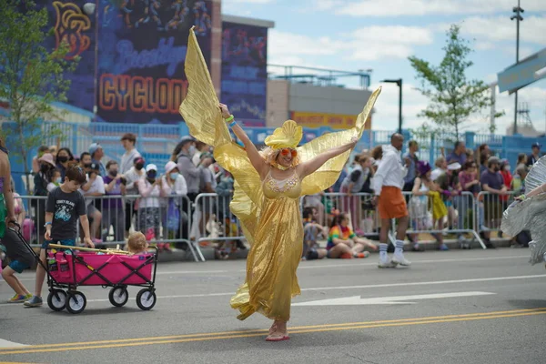 ニューヨーク 2022年6月18日 コニーアイランドで開催された第40回マーメイドパレードに参加し 2022年6月18日にブルックリンで開催された古代神話の祭典 — ストック写真