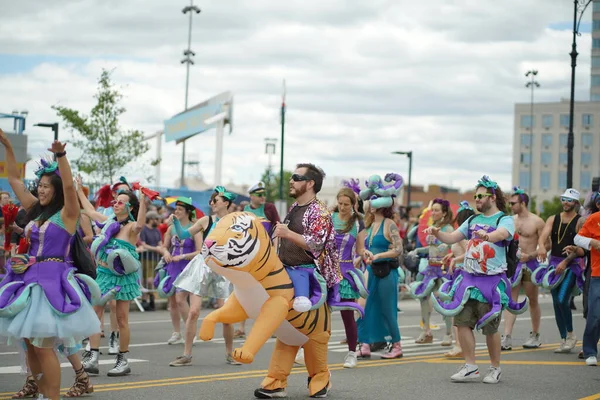 New York Juni 2022 Deelnemers Marcheren Tijdens 40E Jaarlijkse Zeemeerminnenparade — Stockfoto