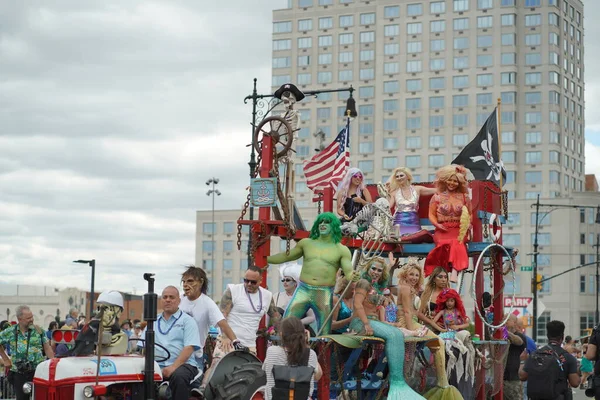 2022年6月18日 第40届年度美人鱼游行 Annual Mermaid Parade 与会者在纽约布鲁克林举行了全国最大的游行 并于2022年6月18日庆祝古代神话 — 图库照片