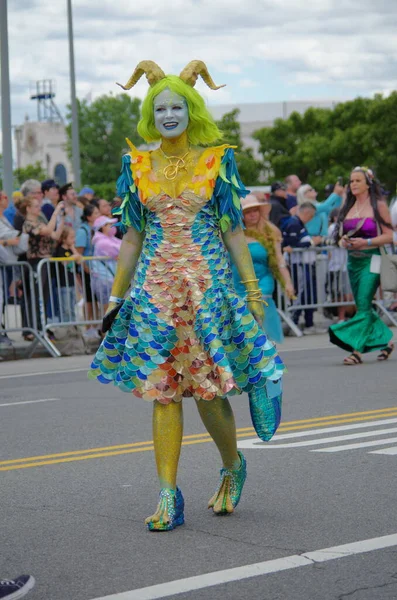 2022年6月18日 第40届年度美人鱼游行 Annual Mermaid Parade 与会者在纽约布鲁克林举行了全国最大的游行 并于2022年6月18日庆祝古代神话 — 图库照片