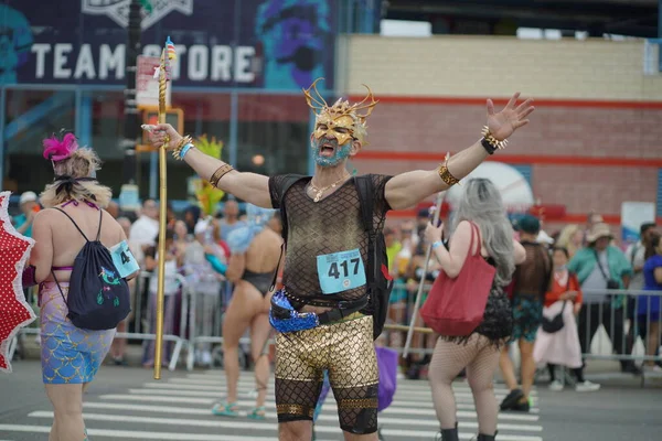 New York Juni 2022 Deelnemers Marcheren Tijdens 40E Jaarlijkse Zeemeerminnenparade Stockfoto