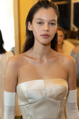 MILAN, ITALY - 25 Şubat 2023 'te Milano Moda Haftası Kadın Giyim / Kış 2023' te İtalya 'nın Milano kentinde Ermanno Scervino defilesinde poz veren bir model.