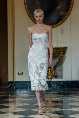 MILAN, ITALY - 25 Şubat 2023 'te Milano Moda Haftası Kadın Giyim / Kış 2023' te İtalya 'nın Milano kentinde düzenlenen Ermanno Scervino defilesinde bir model podyumda yürüyor..