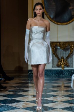 MILAN, ITALY - 25 Şubat 2023 'te Milano Moda Haftası Kadın Giyim / Kış 2023' te İtalya 'nın Milano kentinde düzenlenen Ermanno Scervino defilesinde bir model podyumda yürüyor..