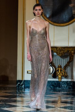 MILAN, ITALY - 25 Şubat 2023 'te Milano Moda Haftası Kadın Giyim / Kış 2023' te İtalya 'nın Milano kentinde düzenlenen Ermanno Scervino defilesinde bir model podyumda yürüyor..