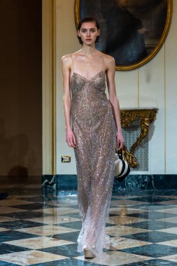 MILAN, ITALY - 25 Şubat 2023 'te Milano Moda Haftası Kadın Giyim / Kış 2023' te İtalya 'nın Milano kentinde düzenlenen Ermanno Scervino defilesinde bir model podyumda yürüyor..