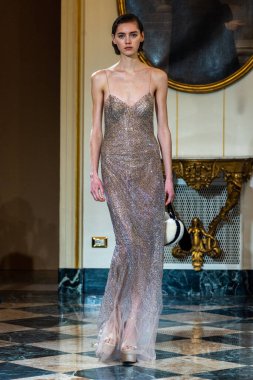 MILAN, ITALY - 25 Şubat 2023 'te Milano Moda Haftası Kadın Giyim / Kış 2023' te İtalya 'nın Milano kentinde düzenlenen Ermanno Scervino defilesinde bir model podyumda yürüyor..