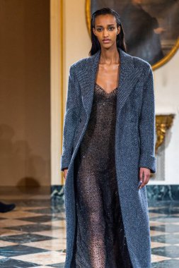 MILAN, ITALY - 25 Şubat 2023 'te Milano Moda Haftası Kadın Giyim / Kış 2023' te İtalya 'nın Milano kentinde düzenlenen Ermanno Scervino defilesinde bir model podyumda yürüyor..