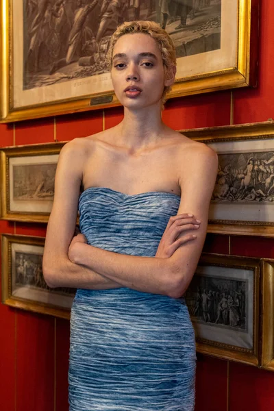 Milan Włochy Luty Modelka Pozująca Przed Pokazem Mody Ermanno Scervino Zdjęcia Stockowe bez tantiem